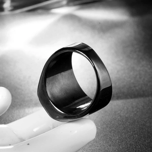 Vue macro d'une bague large de 12 mm en acier inoxydable noir poli pour hommes