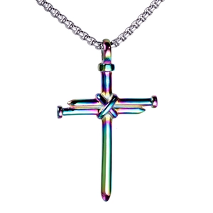 Détail du pendentif croix en acier inoxydable arc-en-ciel avec sa chaîne à mailles carrées