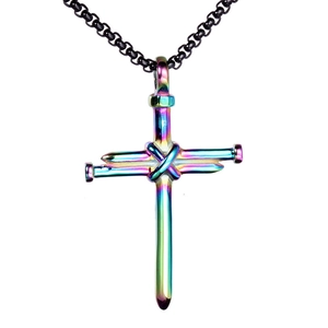 Détail macro du pendentif croix en acier inoxydable arc-en-ciel avec clous entrelacés