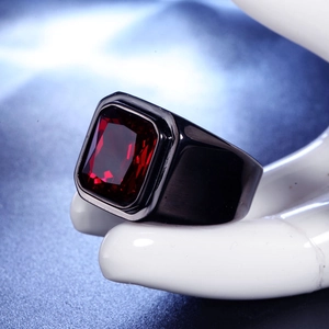 Bague large pour homme en acier noir avec une pierre précieuse rouge carrée en macro