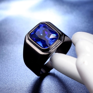Bague chevalière noire pour homme sertie d'une grande pierre carrée bleue facettée