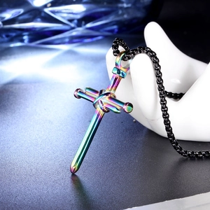 Détail du pendentif croix en acier inoxydable avec placage arc-en-ciel pour hommes