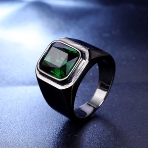 Bague pour homme en acier noir avec une pierre verte carrée de taille émeraude sertie