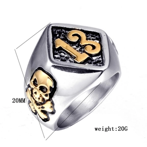 Dettaglio dell'anello punk 20mm con emblema 13 dorato e design con teschi laterali