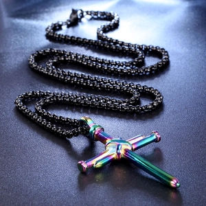 Détail macro du pendentif croix en clous arc-en-ciel avec chaîne box noire