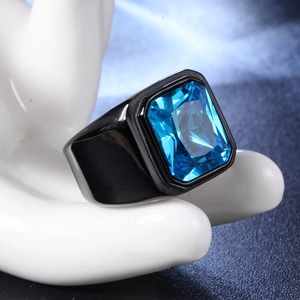 Détail d'une bague pour homme en acier noir avec un grand zircon bleu rectangulaire