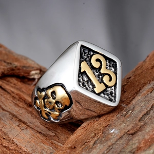 Anello da uomo in acciaio inossidabile argento con numero 13 d'oro e teschio