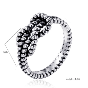 Detailansicht eines geflochtenen Vintage-Rings mit 10mm Breite und 4,8g Gewicht