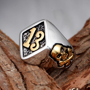 Anello punk in acciaio inossidabile con numero 13 dorato e teschi su legno
