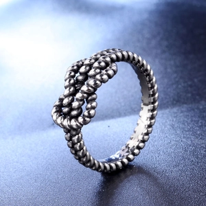 Vintage Silberner Knotenring mit Seiltextur und oxidiertem Finish im minimalistischen Stil