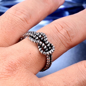 Makroaufnahme des Vintage-Knotenrings mit aufwendiger gedrehter Seilstruktur und Details