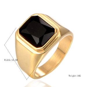 Chevalière pour homme en acier inoxydable doré avec une grande pierre noire carrée