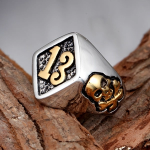 Anello da uomo in acciaio inossidabile con numero 13 dorato e teschio laterale in rilievo