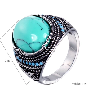 Détail macro d'une bague boho vintage avec pierre turquoise verte et incrustations bleues