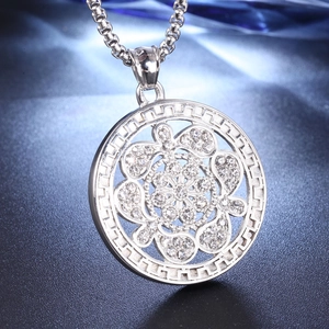 Collier pendentif arbre de vie argenté avec motif grec et cristaux scintillants