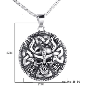 Vue détaillée du pendentif crâne viking avec hauteur de 52mm et poids de 28,8g