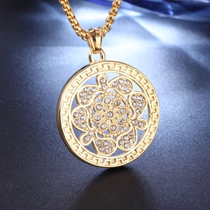 Élégant collier arbre de vie doré avec cristaux étincelants sur un pendentif rond floral