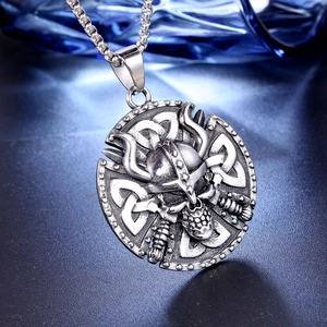 Gros plan du pendentif crâne viking vintage avec casque à cornes et motifs celtiques