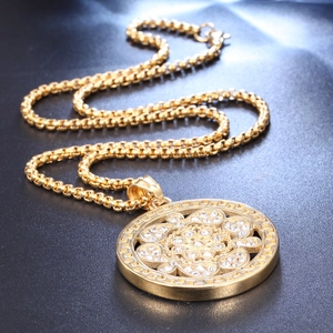 Détail d'un pendentif arbre de vie doré avec incrustation de zircon sur fond noir élégant