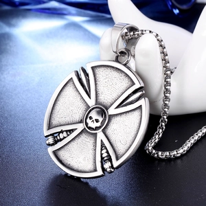 Pendentif tête de mort viking en acier inoxydable sur chaîne à mailles carrées punk