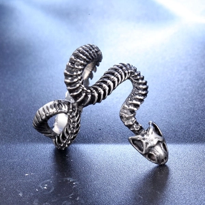 Retro snake-shaped men's ring in stainless steel with detailed scales and punk style