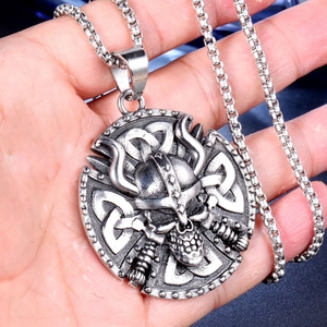 Pendentif crâne Viking en acier inoxydable vintage avec casque à cornes et nœuds celtes