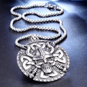 Collier vintage en acier inoxydable avec pendentif bouclier crâne viking guerrier
