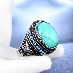Bague turquoise punk vintage pour hommes en argent oxydé présentée sur un mannequin