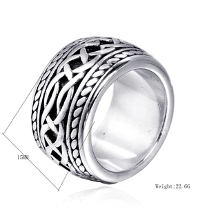 Détail macro de la bague celtique 15mm montrant la texture vintage et le poids de 22,6g