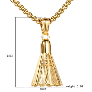 Vue détaillée du collier pendentif volant de badminton doré avec échelle de 18mm