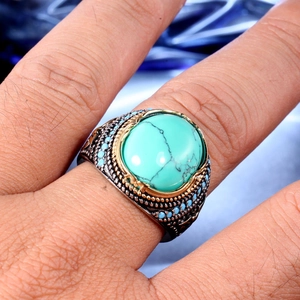 Vue détaillée d'une bague rétro pour homme avec pierre turquoise verte et gravures