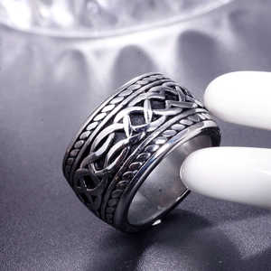 Bague punk rétro pour hommes en acier inoxydable avec motif de nœud celtique texturé en relief