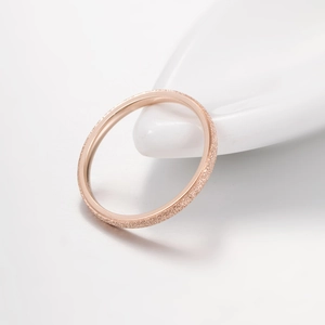Minimalistischer Ring in Roségold mit mattierter Glitzeroberfläche und poliertem Stahl