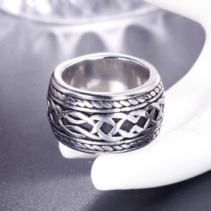 Bague rétro punk en acier inoxydable argenté avec relief nœud celtique et texture tressée