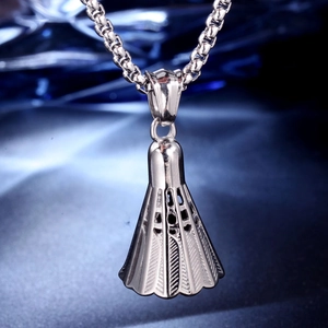 Macro d'un pendentif volant de badminton en argent poli sur une chaîne robuste