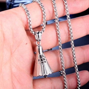 Collier avec pendentif volant de badminton argenté poli pour femme au style minimaliste