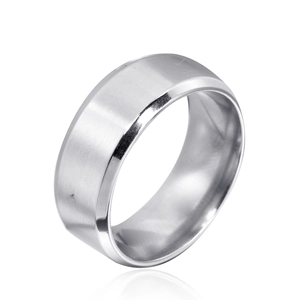 Bague minimaliste en acier titane pour homme avec finition brossée et bords polis