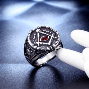 Bague maçonnique rétro pour hommes en acier inoxydable avec zircon rouge et gravure soleil