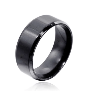 Bague pour homme en acier titane noir mat avec finition brossée et anneau large lisse