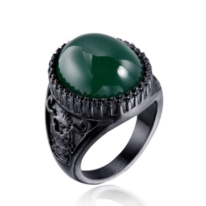Dettaglio ravvicinato di anello da uomo retrò con agata verde e incisioni in rilievo