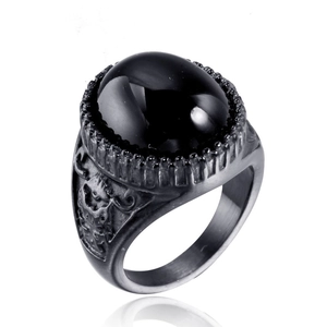 Anello vintage da uomo con grande pietra nera ovale e motivi laterali a forma di aquila