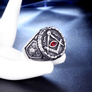 Bague maçonnique vintage en acier avec pierre rouge et symbole de la boussole