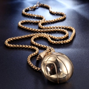Makroaufnahme der polierten Basketball-Halskette in Gold mit dicker Box-Kette