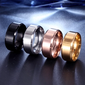 Vue détaillée de bagues en acier titane mat de 8mm en noir, doré et couleur acier