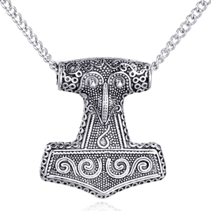 Mjölnir-Anhänger aus Edelstahl mit nordischen Gravuren an einer silbernen Halskette