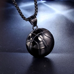 Detailansicht einer schwarzen Basketball-Halskette mit realistischer Textur und Box-Kette