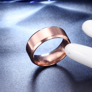 Détail d'une bague pour homme en acier titane or rose avec finition brossée et polie