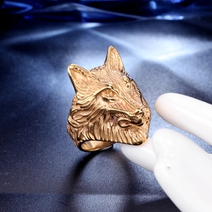 Golden wolf head ring for men in retro stainless steel with 3D embossed detail