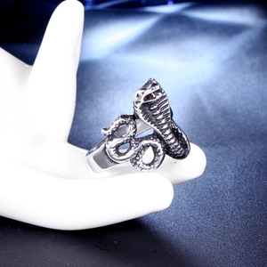 Gros plan sur une bague cobra rétro avec détails noirs oxydés pour hommes