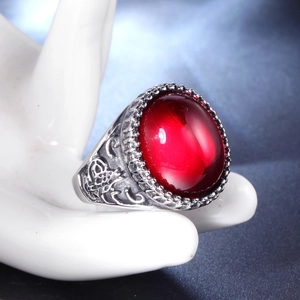 Primo piano di un anello vintage in argento con grande agata rossa ovale e rilievi